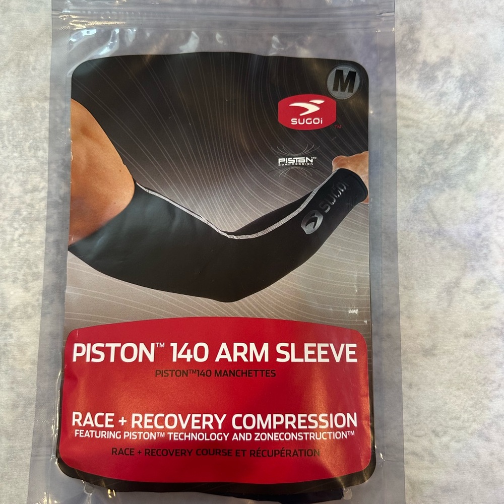 SUGOI Piston 140 Arm Sleeve in Black
